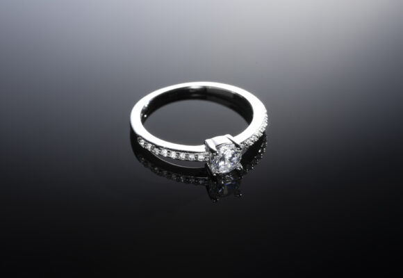 Les atouts de l’or blanc : bague pour femme moderne et raffinée
