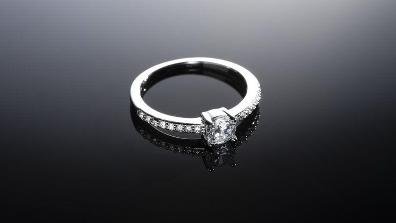 Les atouts de l’or blanc : bague pour femme moderne et raffinée